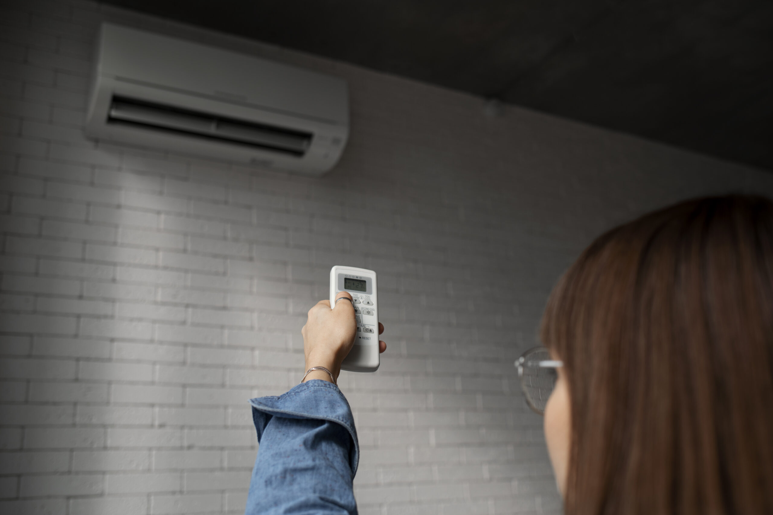 mujer-joven-con-tecnologia-casera